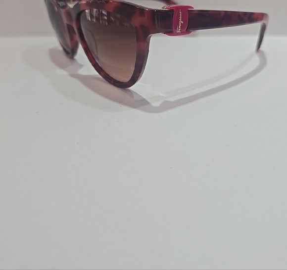 FERRAGAMO   Elegant Red Tortoiseshell Sunglasses main image 5